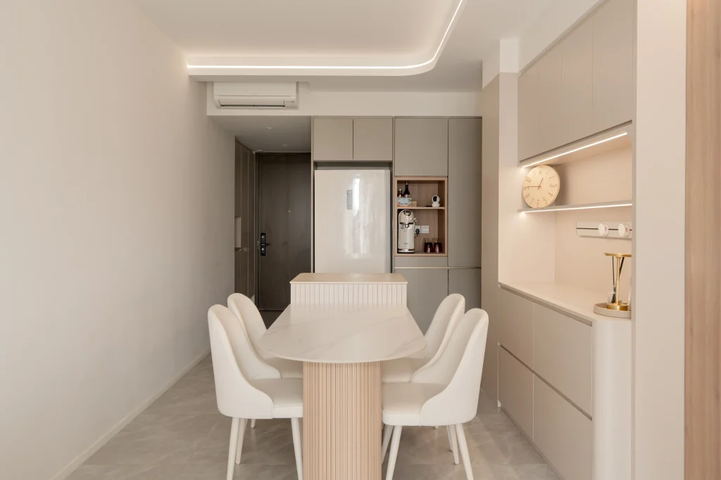 Compact dining space facing the kitchen, round table with four chairs and built-ins.